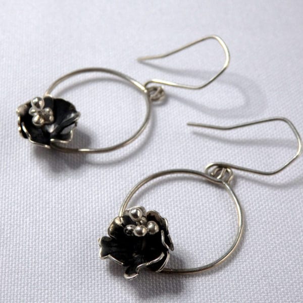 Boucles d'oreilles rondes fleurs d'hibiscus argent massif