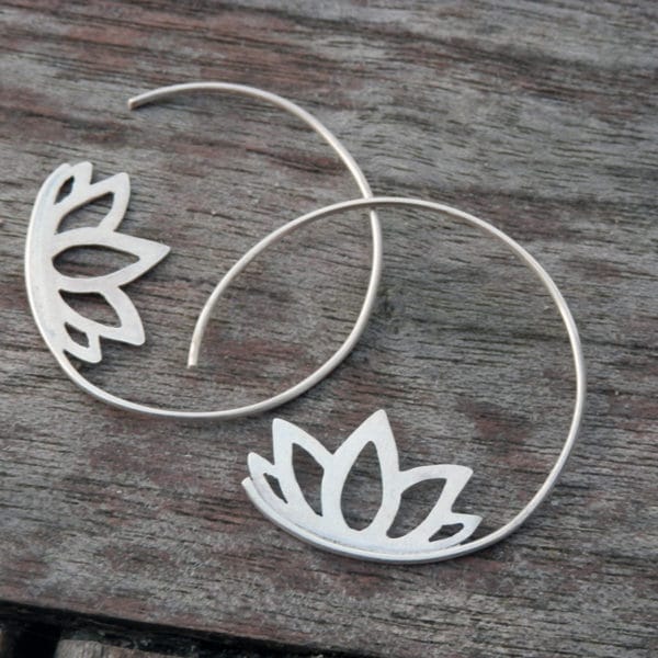 Boucles d'oreilles créoles et design fleur de lotus en argent 925