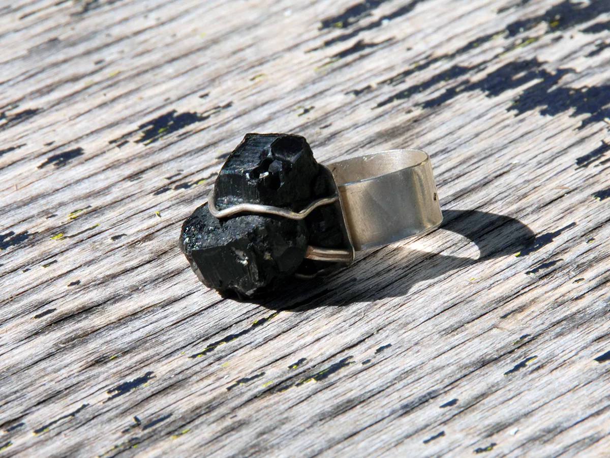 imposante_bague_tourmaline_noire_brute_ajustable_1.jpg