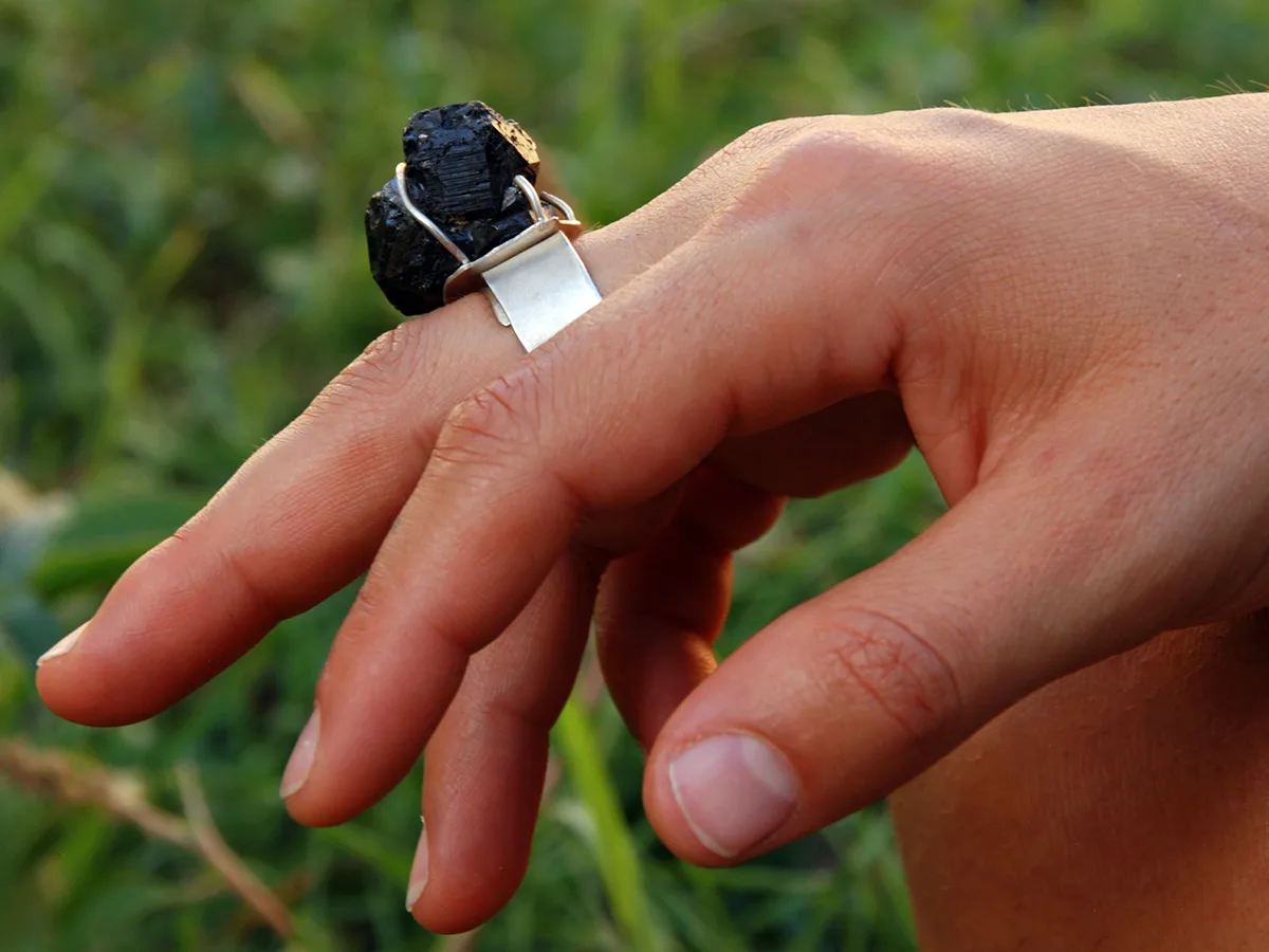 imposante_bague_tourmaline_noire_brute_ajustable_2.jpg
