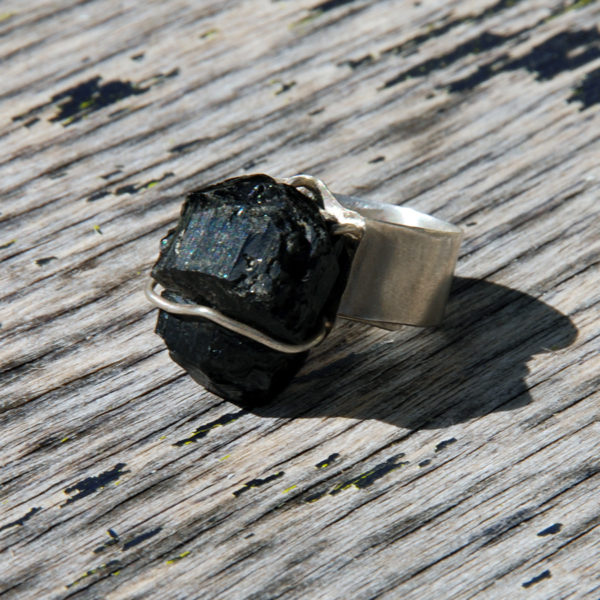 Imposante bague Tourmaline noire brute ajustable