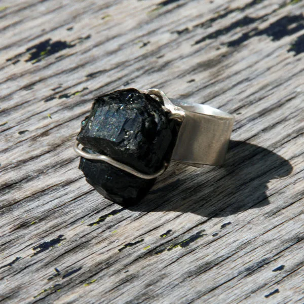 Imposante bague Tourmaline noire brute ajustable