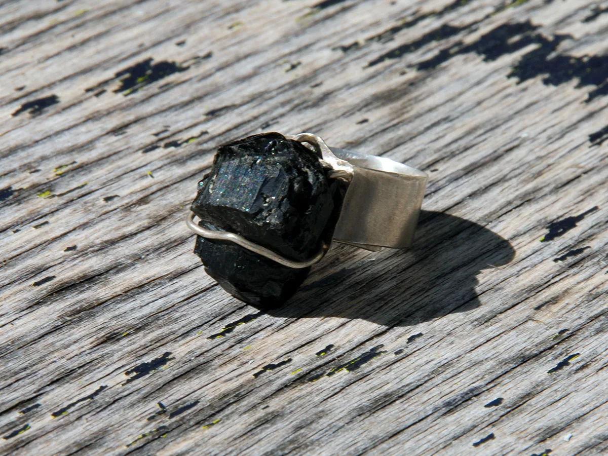 imposante_bague_tourmaline_noire_brute_ajustable_3.jpg