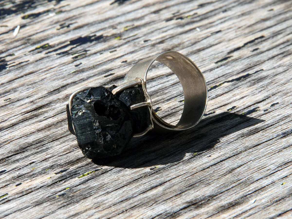 imposante_bague_tourmaline_noire_brute_ajustable_5.jpg