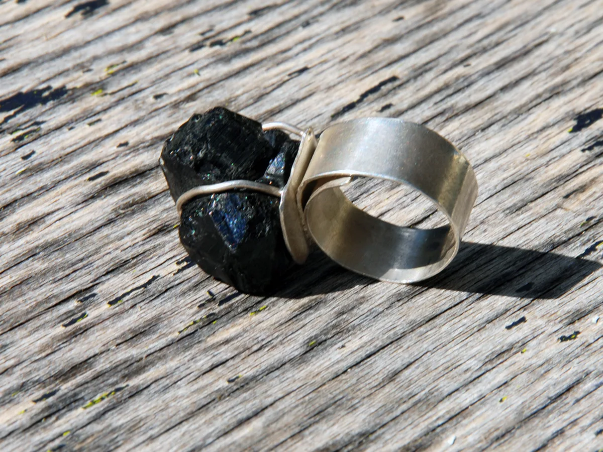 imposante_bague_tourmaline_noire_brute_ajustable_6.jpg
