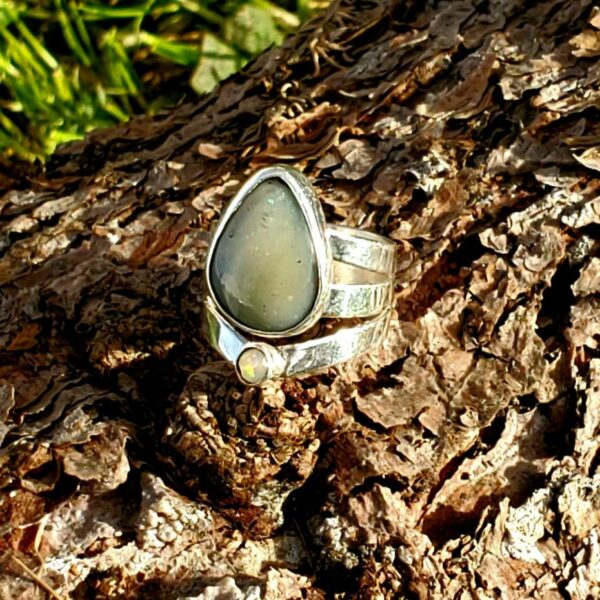 Bague ethnique opale blanche argent massif