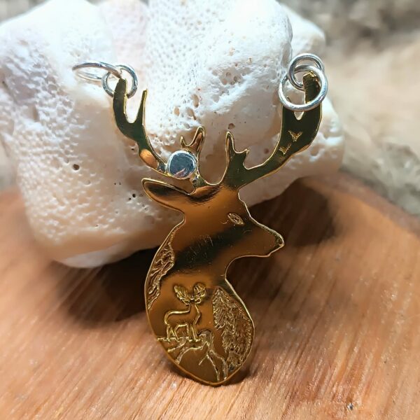Pendentif animal totem cerf en laiton doré