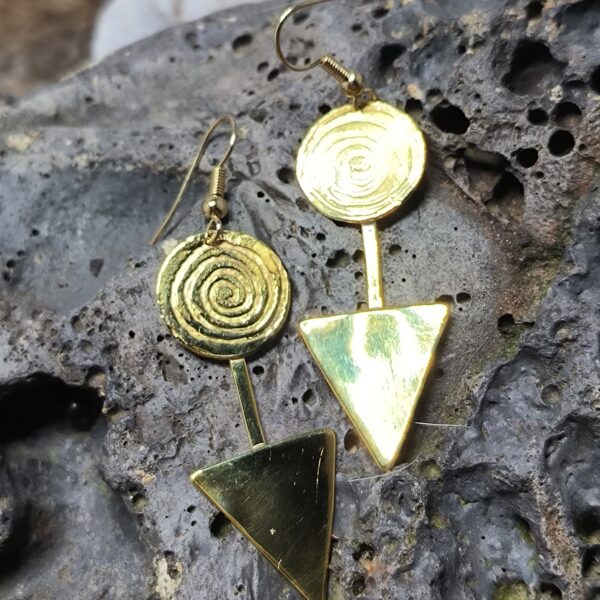 Boucles d’Oreilles totem Spirale et triangle en Laiton doré