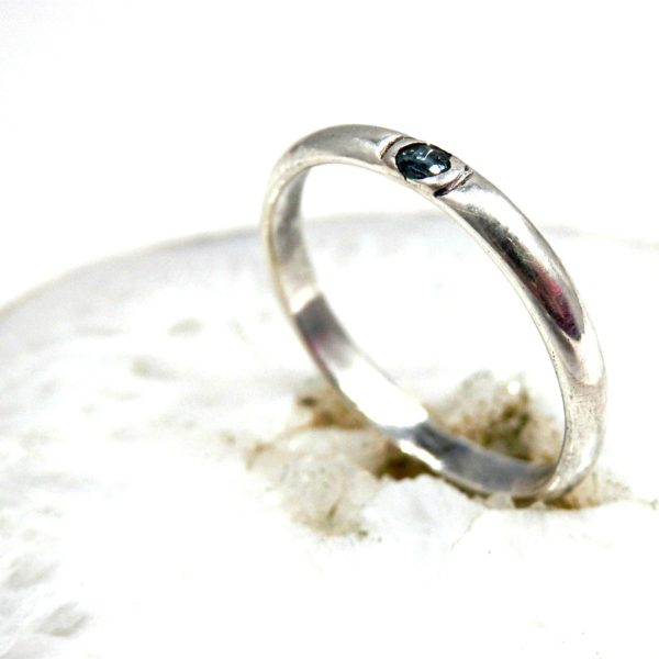Bague fine anneau et tourmaline bleue Argent massif