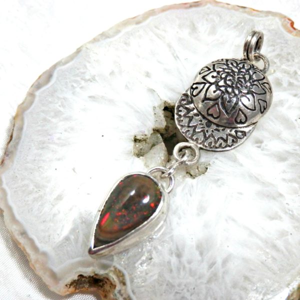 Pendentif gravé opale noire argent massif