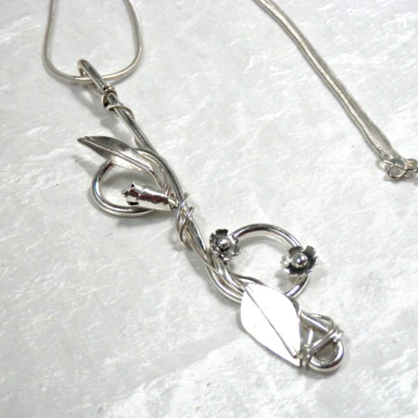 Long pendentif fleurs et feuilles argent massif
