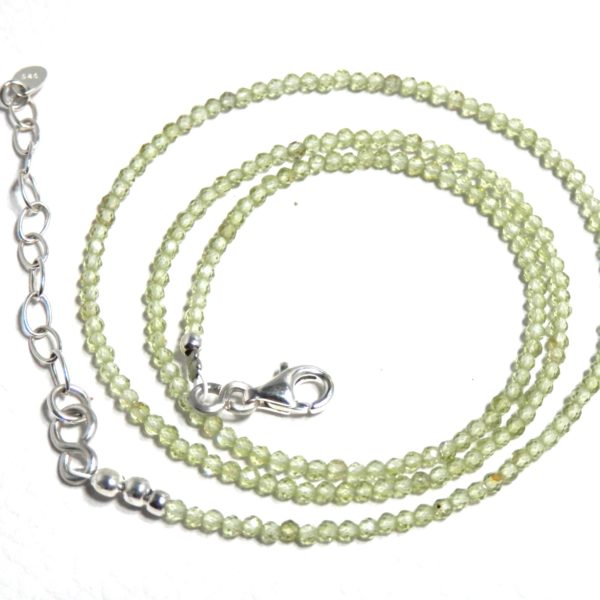 Collier fin et délicat péridots facettés verts clairs naturels