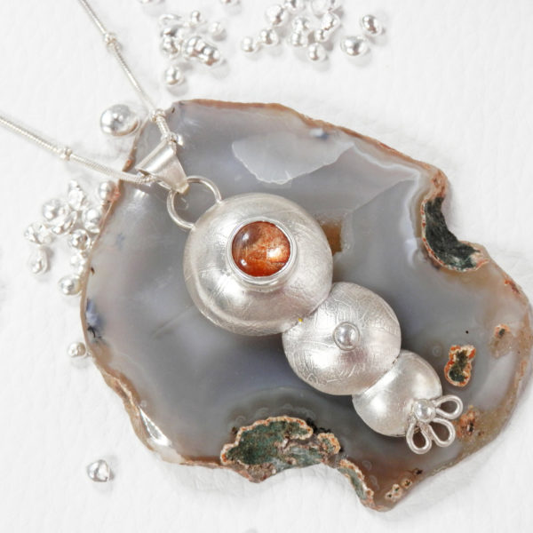 Pendentif empreintes et pierre du soleil argent massif