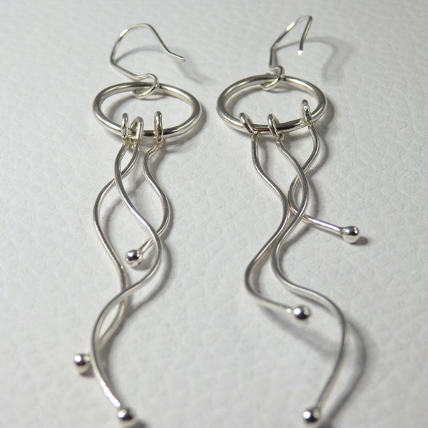 Longues boucles d'oreilles fines et élégantes argent