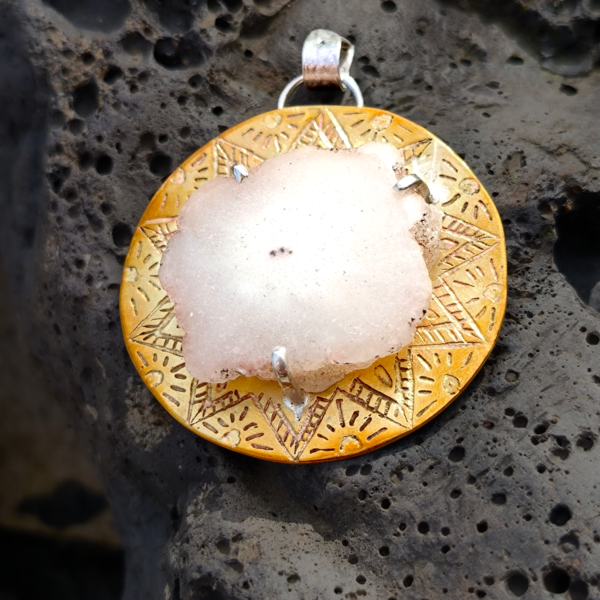 Pendentif imposant ethnique quartz solaire, laiton et argent